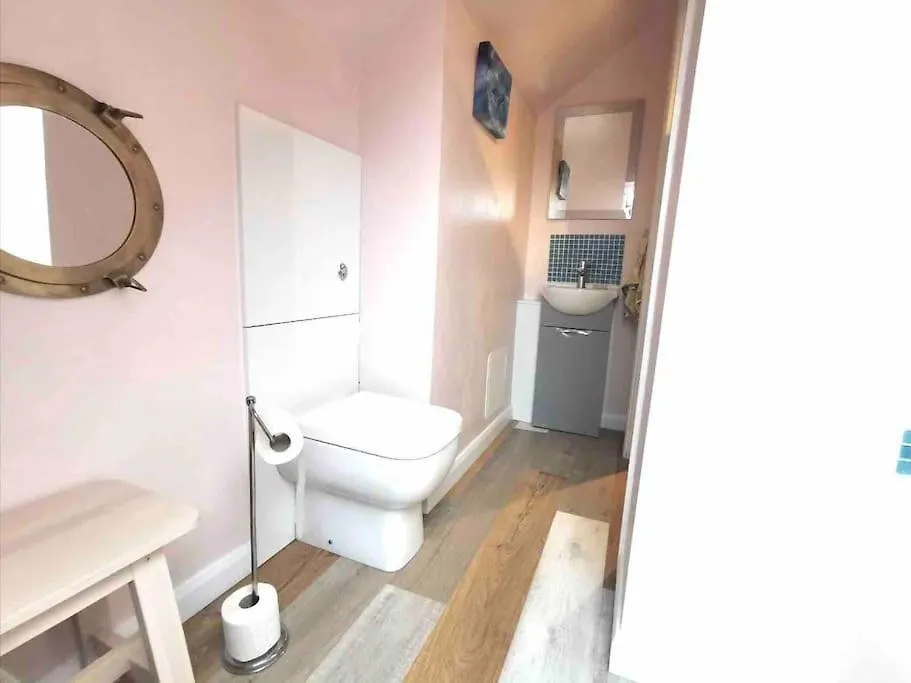 3 Bedroom Well Connected Family Home Free Parking Edinburgh